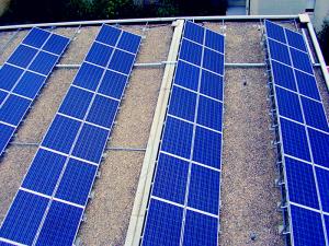 三角形の取り付けブラケットで平らな屋根に太陽光発電システムを設置する