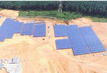 建設中の大型商業用地上太陽光発電システム