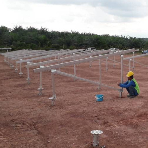 マレーシアにおける45MWpスクリューパイル式太陽光発電地上設置プロジェクト（2020年）