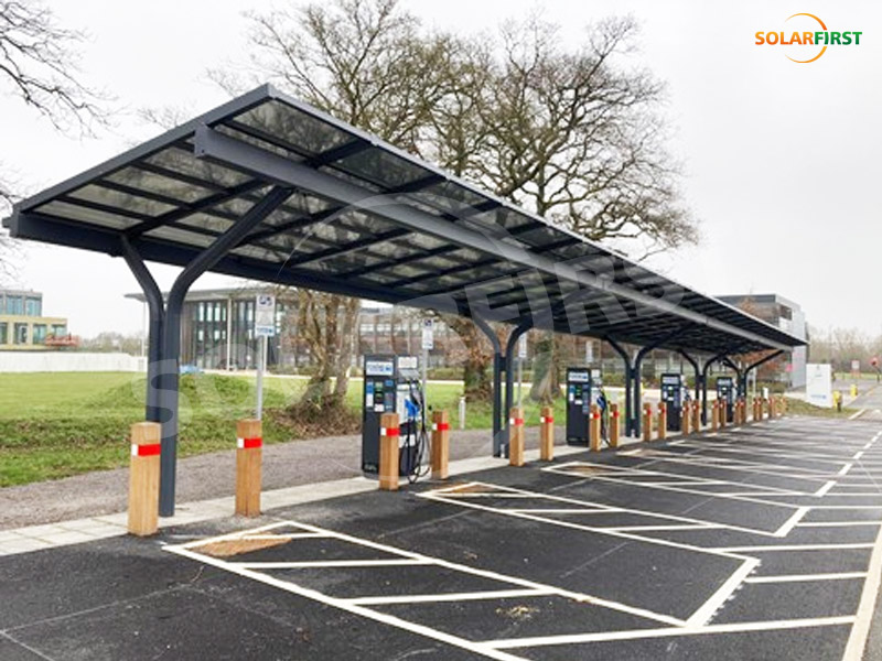 英国サウス・ゲジェスターシャーにおける太陽光発電カーポートプロジェクト
