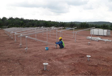 マレーシアにおける45MWpスクリューパイル式太陽光発電地上設置プロジェクト（2020年）